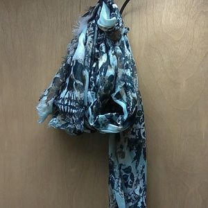 Scarf with skulls